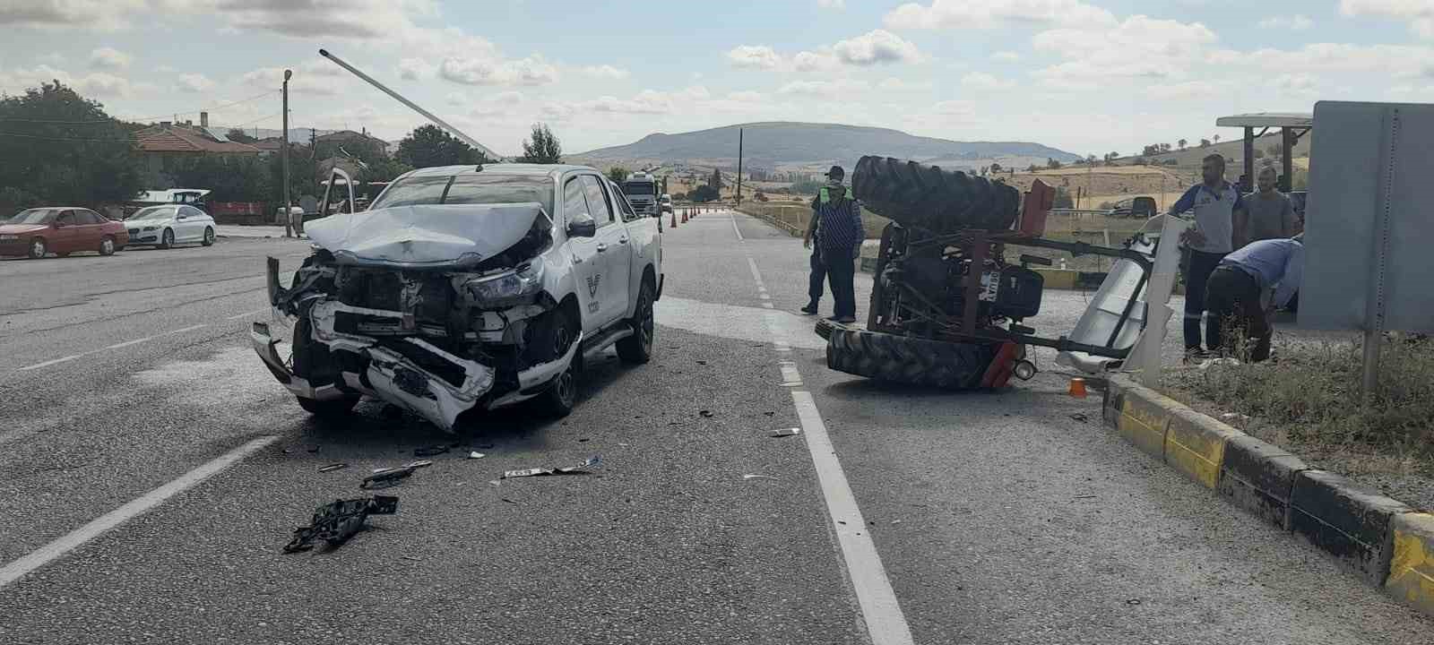 Ankara’da otomobil ile traktörün çarpıştığı 2 kişi yaralandı
