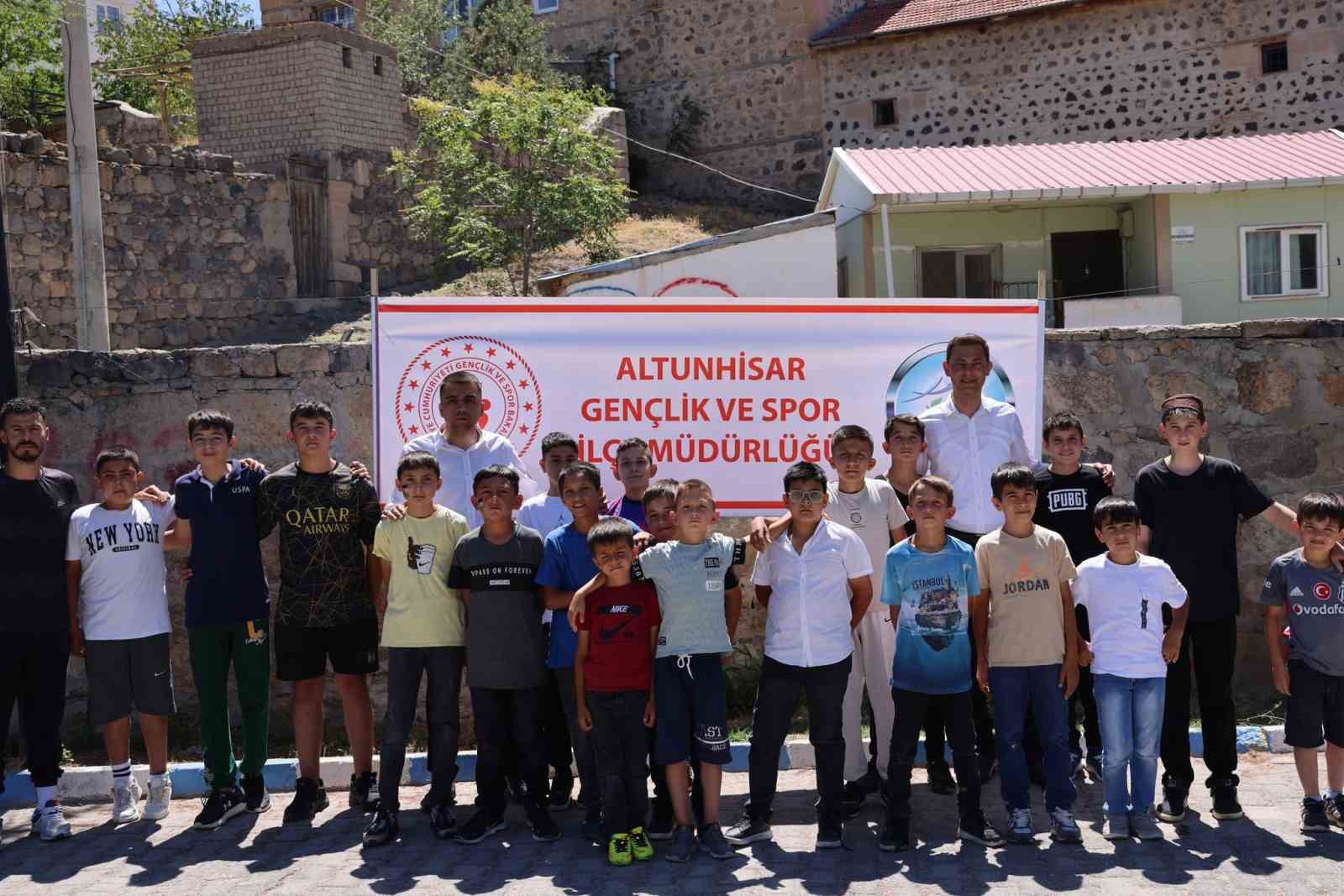 Altunhisar’da 200 öğrenci spor yaptı
