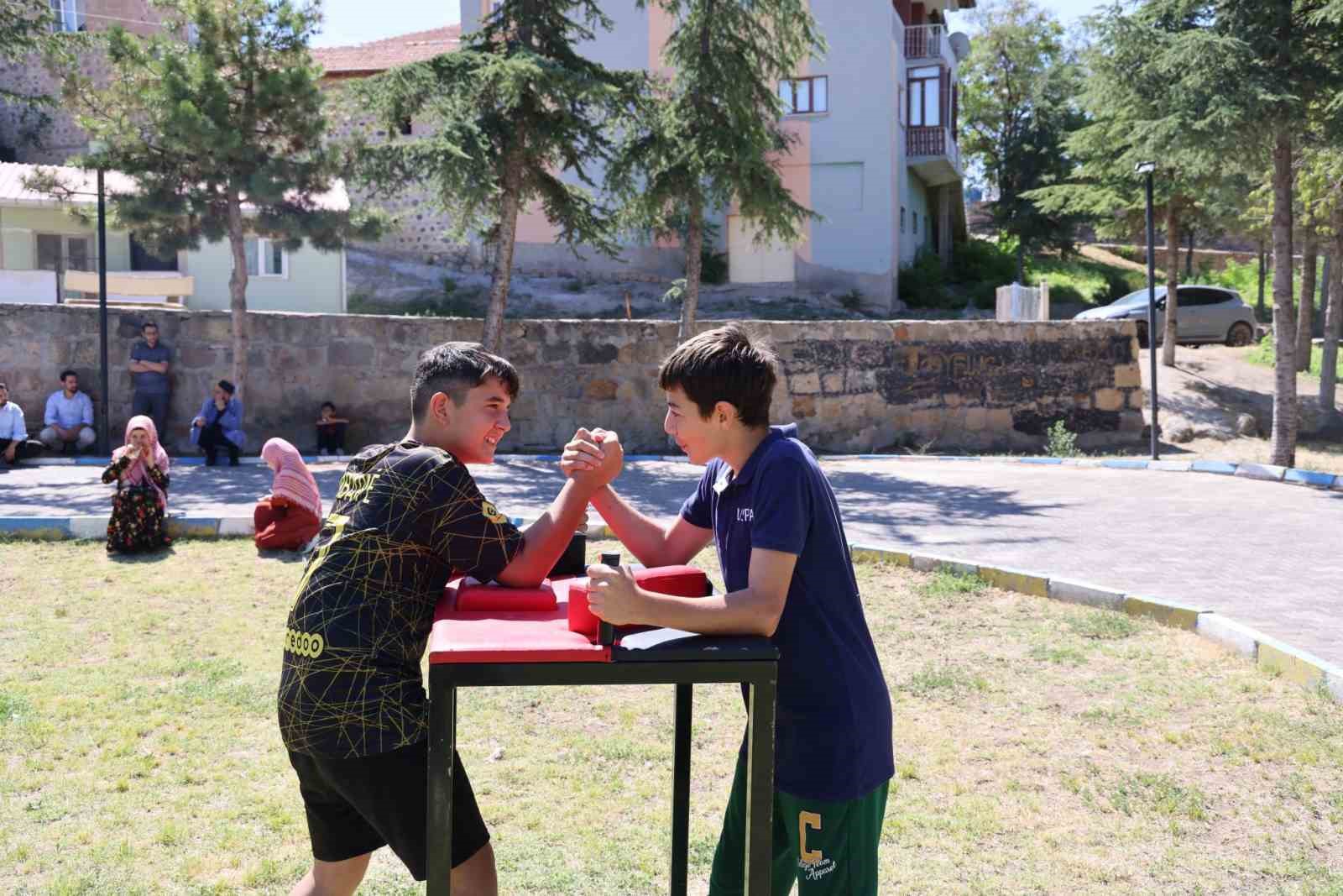 Altunhisar’da 200 öğrenci spor yaptı
