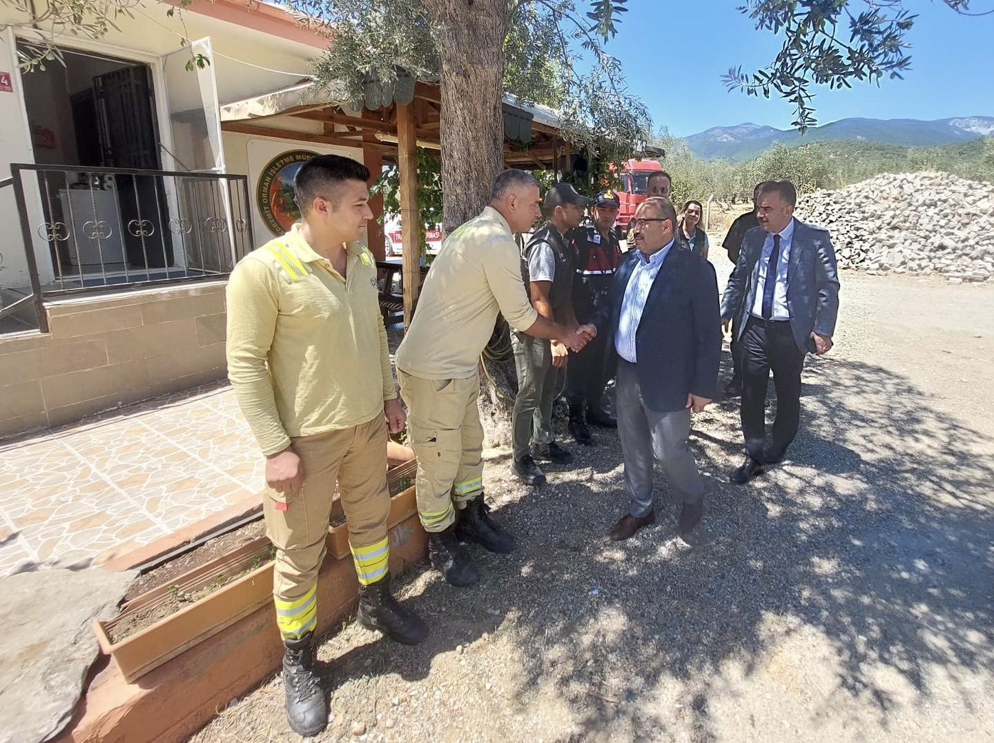 Vali Ustaoğlu yangın helikopterini inceledi
