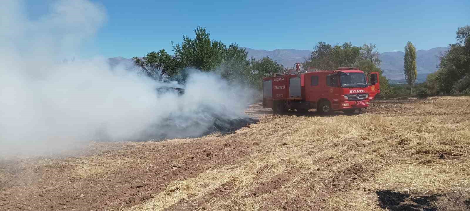 Samanlık yangını itfaiyenin müdahalesiyle kontrol altına alındı
