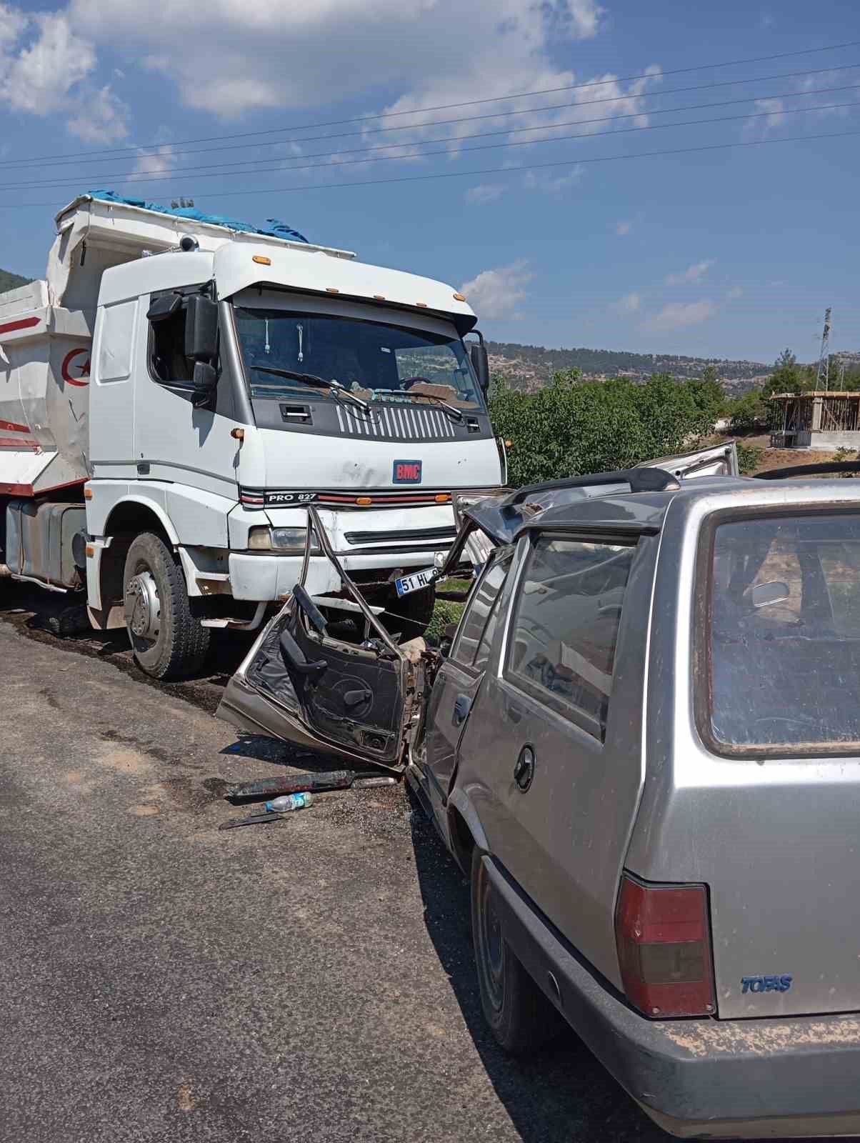 Tarsus’ta kamyon ile otomobil kafa kafaya çarpıştı: 1 yaralı
