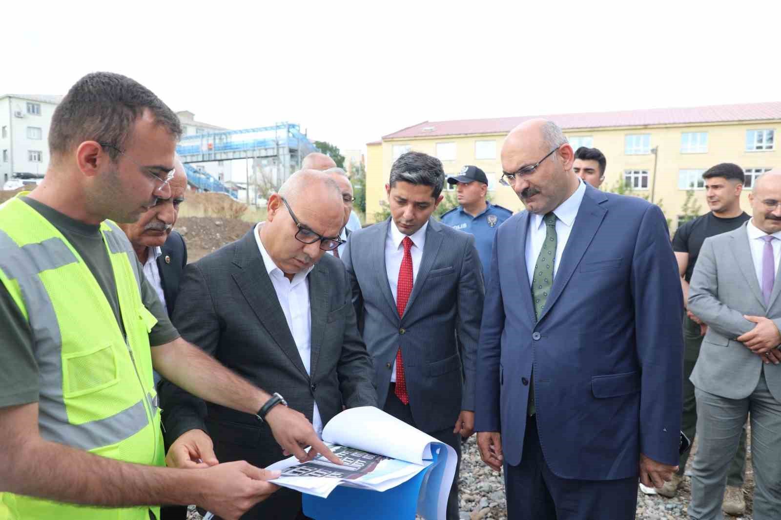 Ağrı Valisi Koç, Hamur’da inşaatları denetledi
