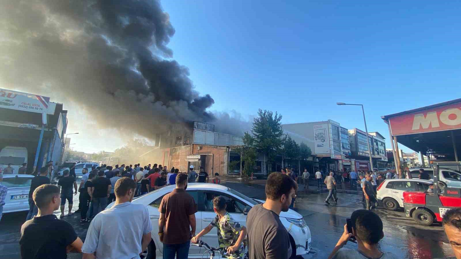 Diyarbakır’da sanayi sitesinde çıkan yangına müdahale sürüyor
