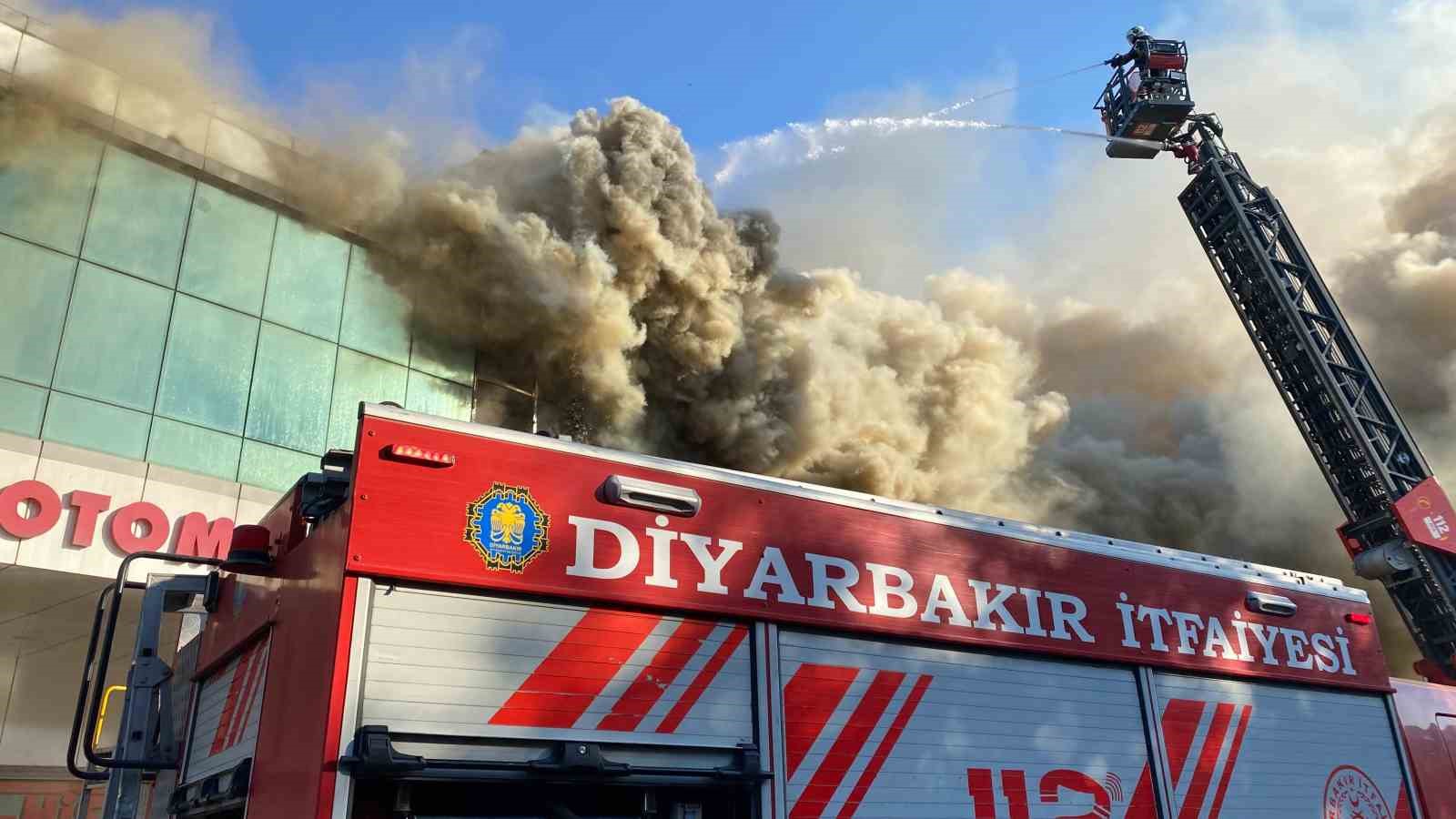 Diyarbakır’da sanayi sitesinde çıkan yangına müdahale sürüyor
