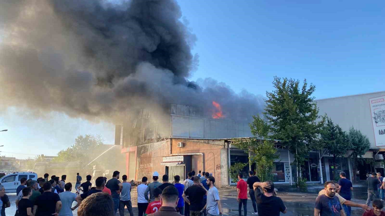 Diyarbakır’da sanayi sitesinde çıkan yangına müdahale sürüyor
