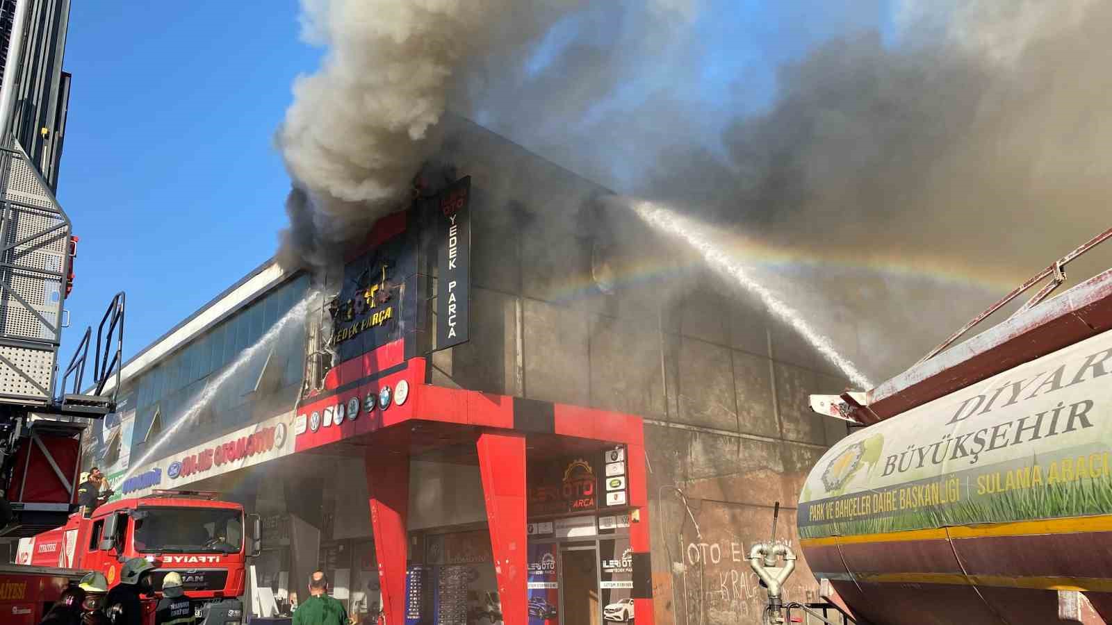 Diyarbakır’da sanayi sitesinde çıkan yangına müdahale sürüyor
