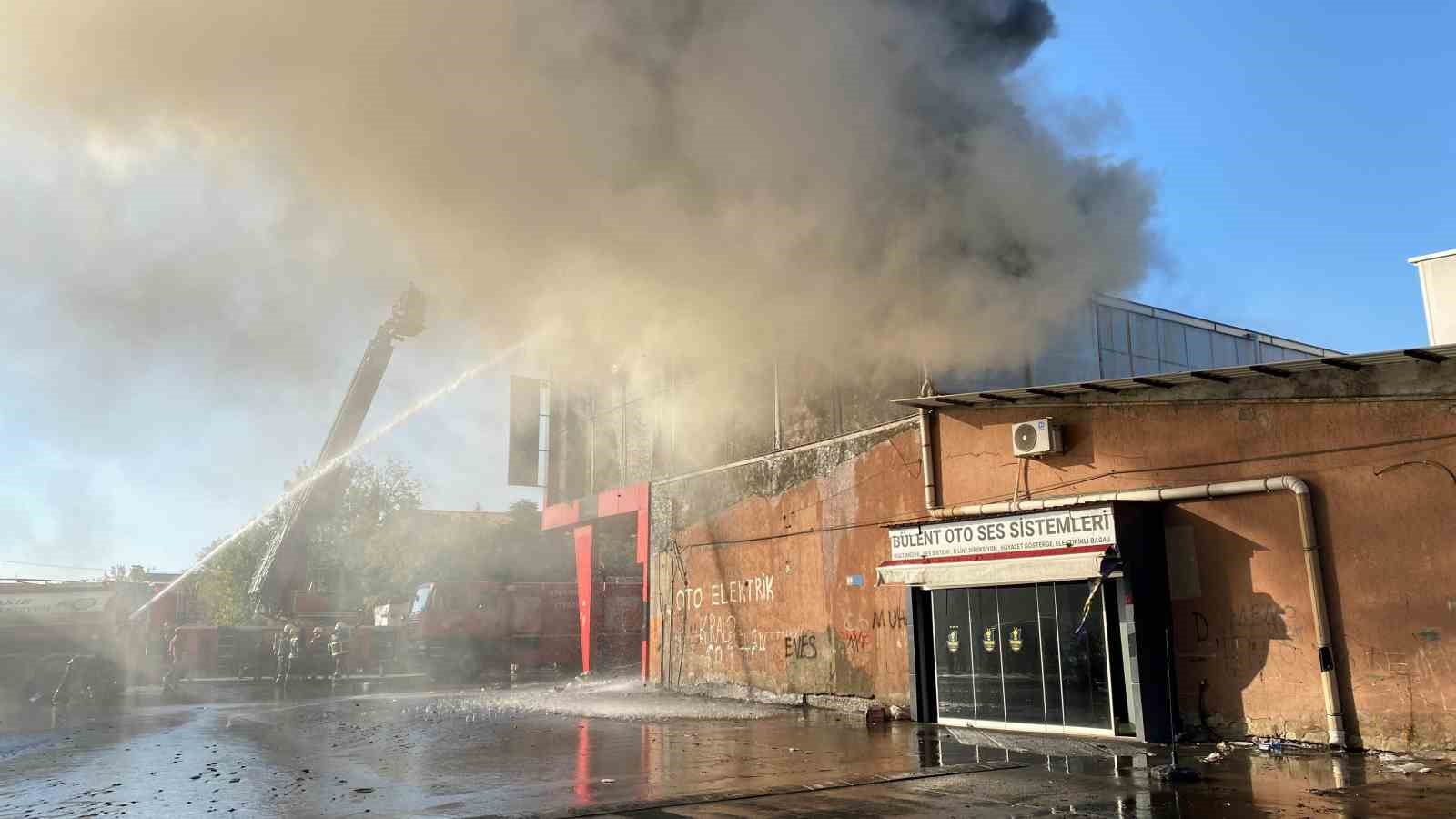 Diyarbakır’da sanayi sitesinde çıkan yangına müdahale sürüyor
