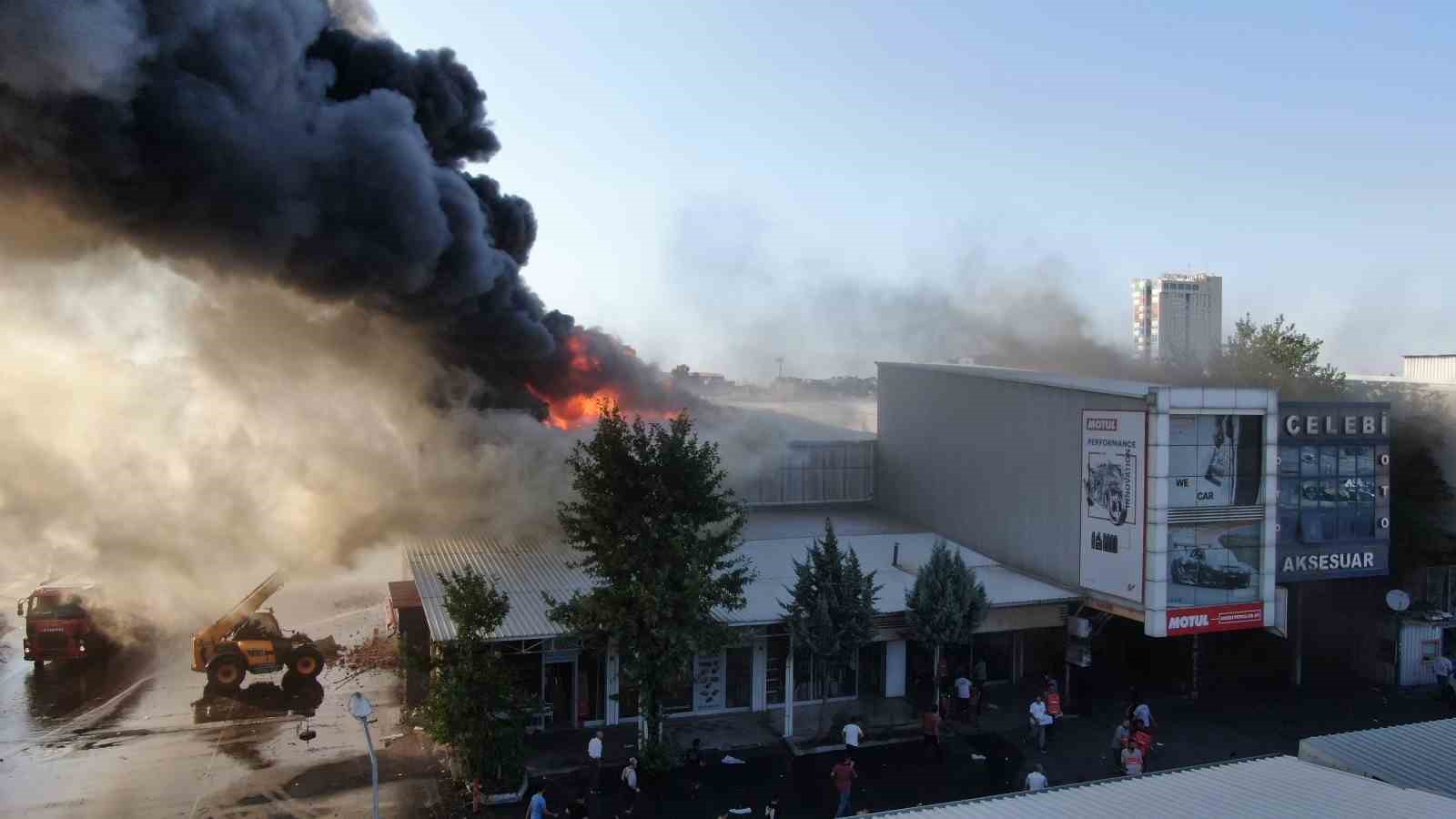 Diyarbakır’da sanayi sitesinde çıkan yangına müdahale sürüyor
