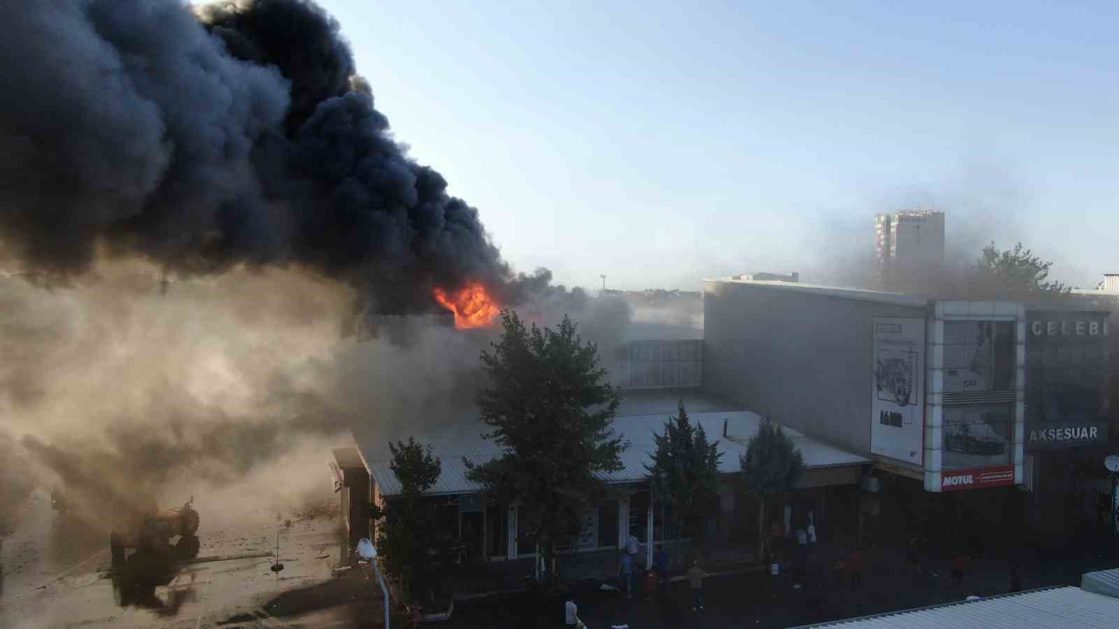 Diyarbakır’da sanayi sitesinde çıkan yangına müdahale sürüyor
