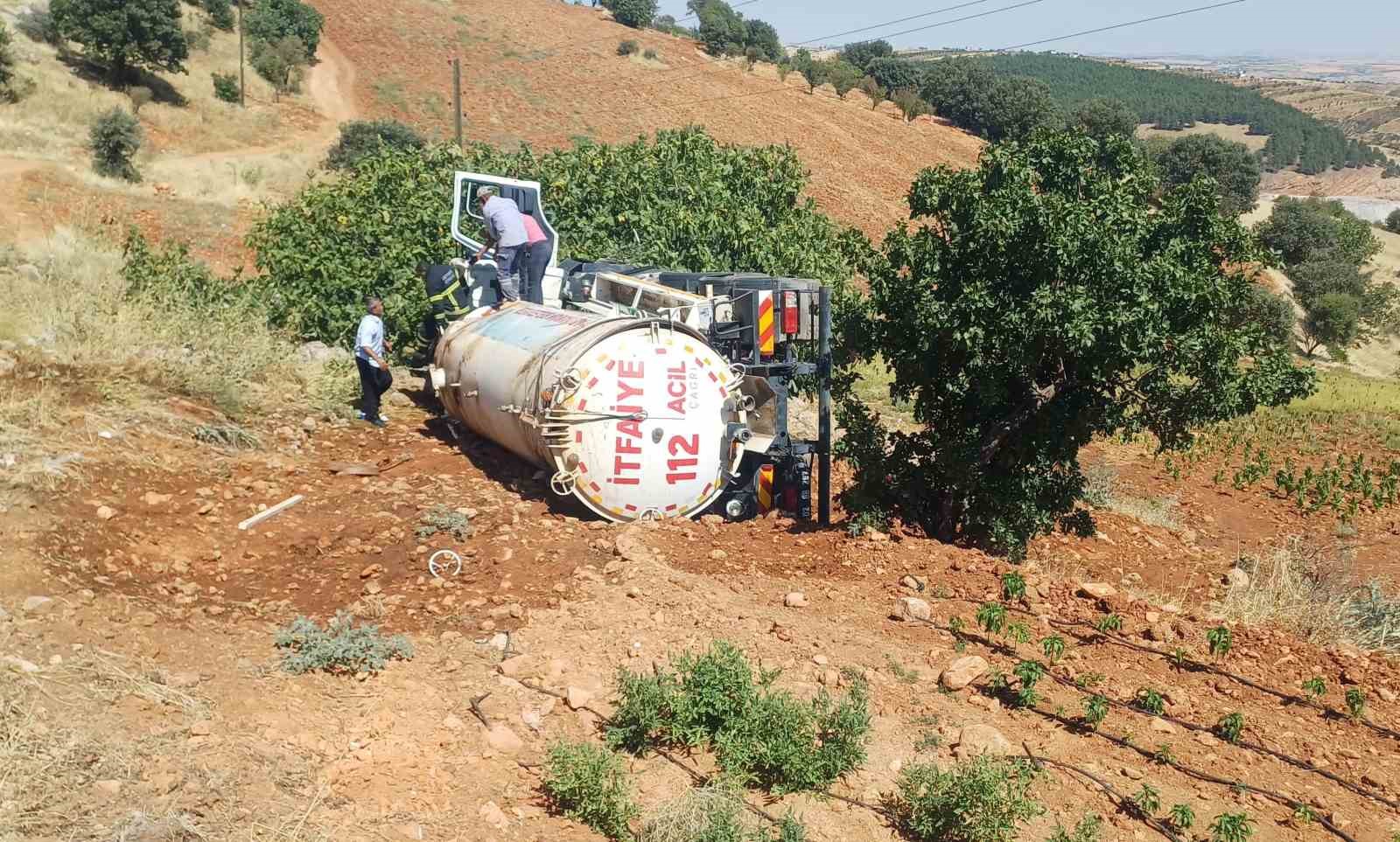 Yangına giden itfaiye tankeri şarampole devrildi: 1 yaralı
