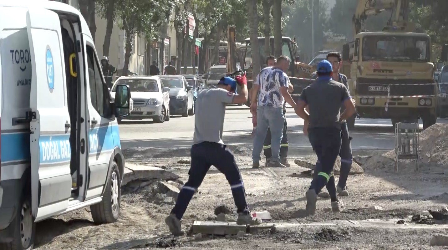 Asfalt çalışması sırasında doğal gaz boru hattında sızma ekipleri alarma geçirdi
