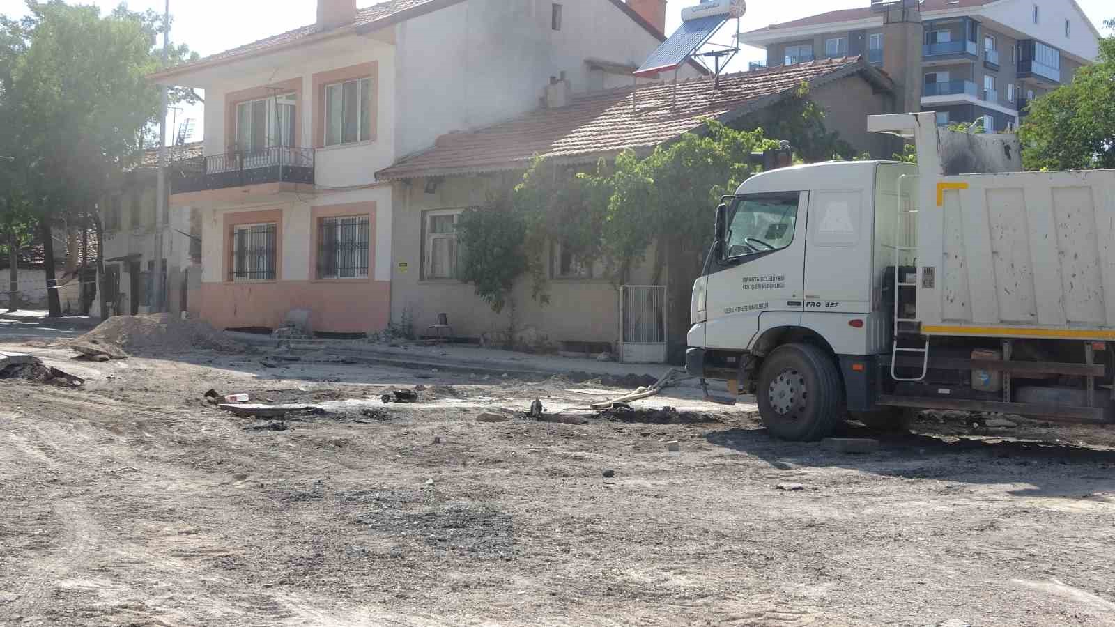 Asfalt çalışması sırasında doğal gaz boru hattında sızma ekipleri alarma geçirdi
