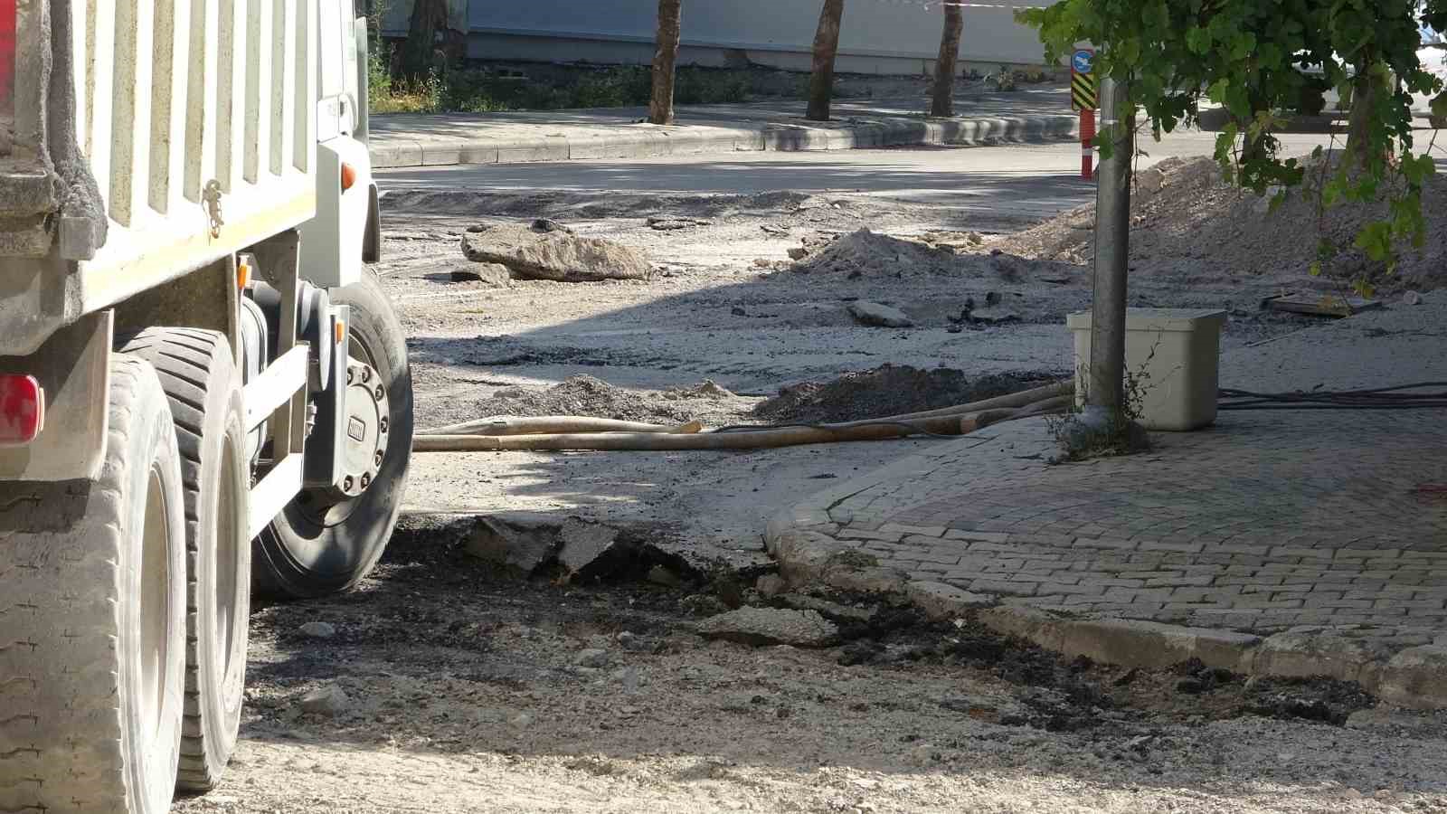 Asfalt çalışması sırasında doğal gaz boru hattında sızma ekipleri alarma geçirdi
