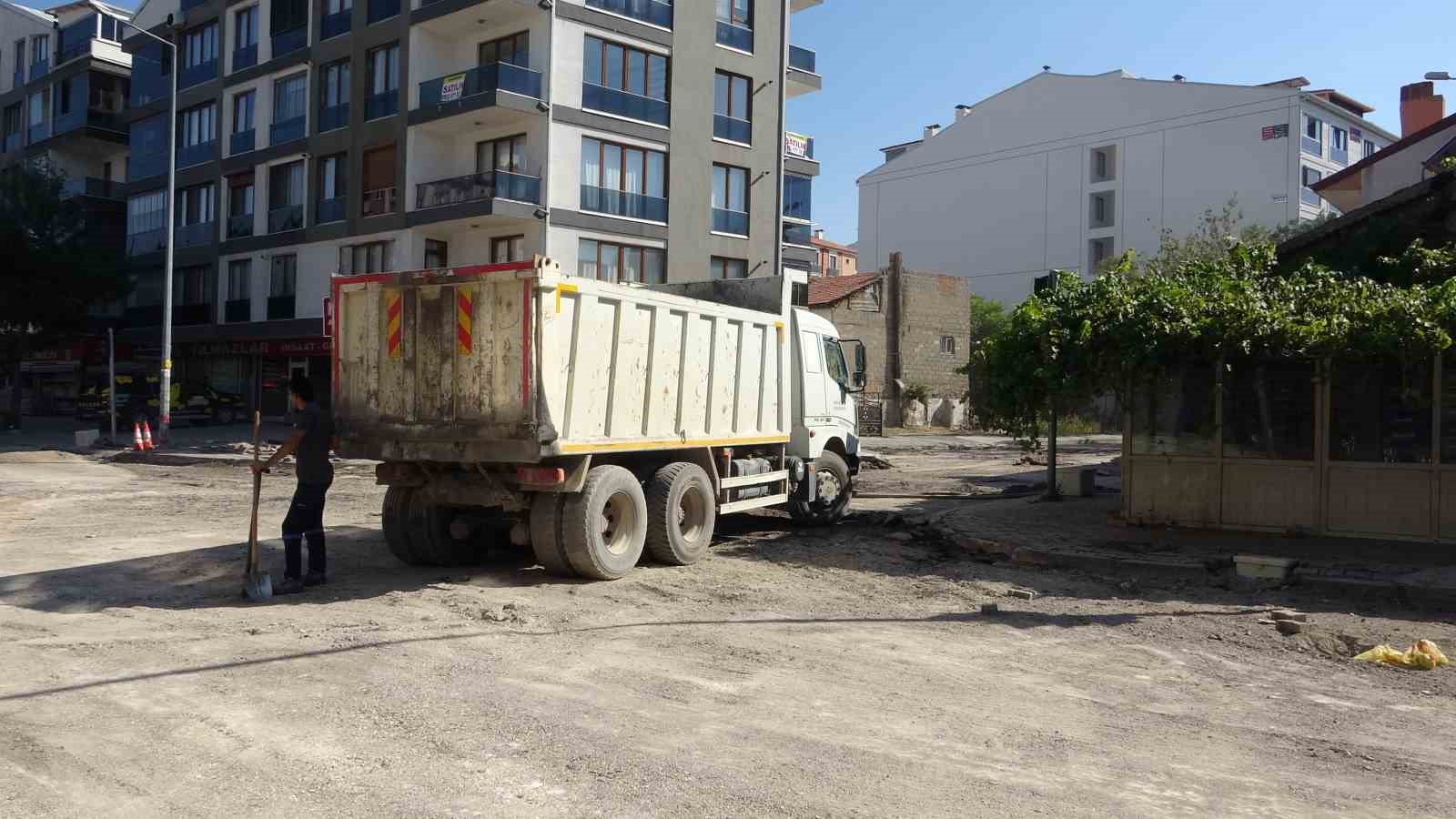 Asfalt çalışması sırasında doğal gaz boru hattında sızma ekipleri alarma geçirdi
