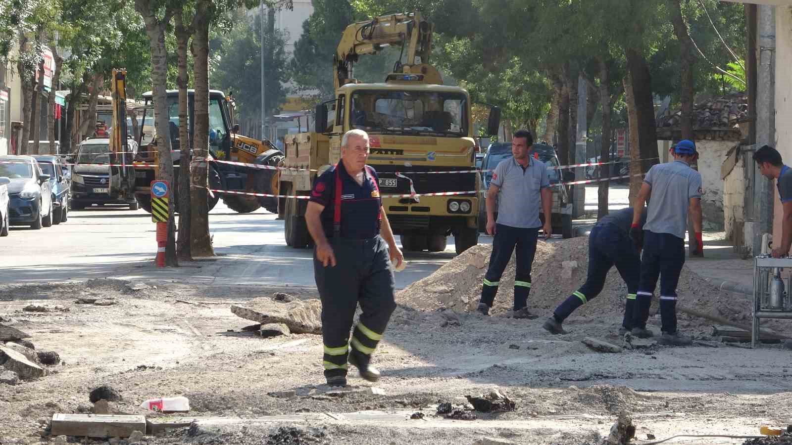 Asfalt çalışması sırasında doğal gaz boru hattında sızma ekipleri alarma geçirdi
