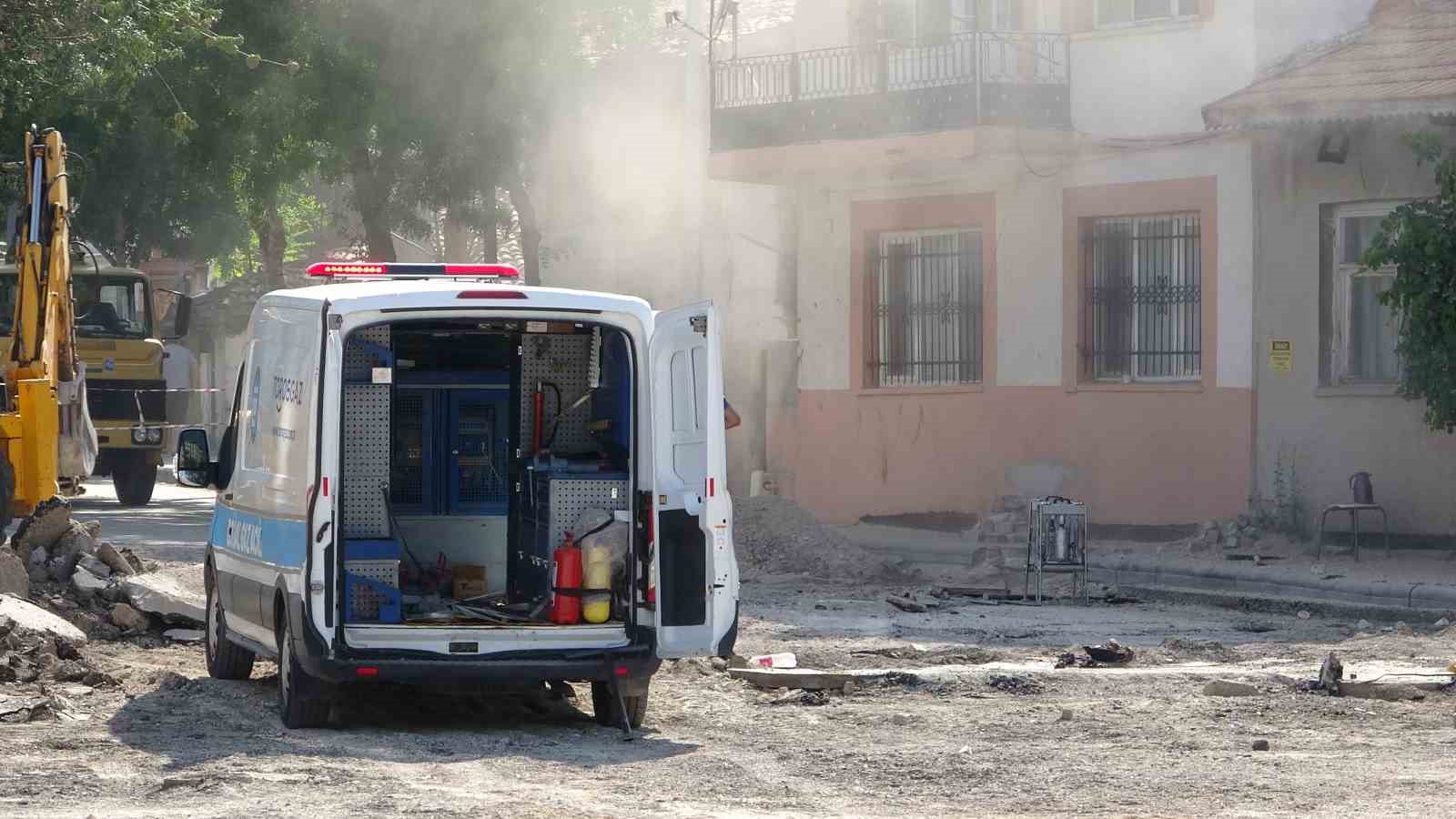 Asfalt çalışması sırasında doğal gaz boru hattında sızma ekipleri alarma geçirdi
