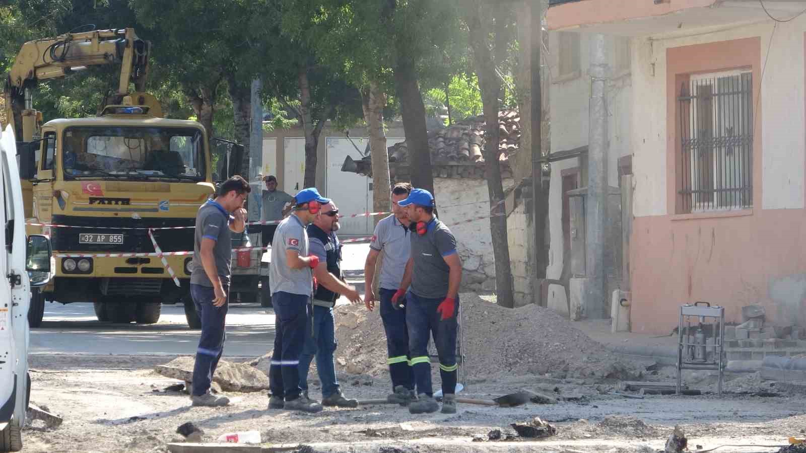 Asfalt çalışması sırasında doğal gaz boru hattında sızma ekipleri alarma geçirdi
