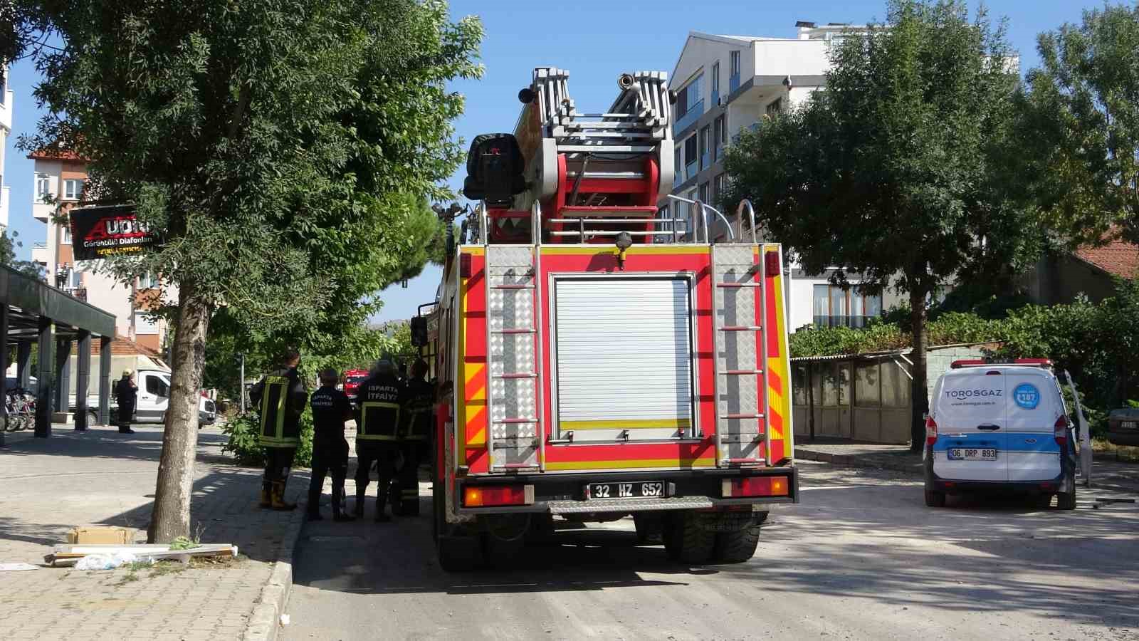 Asfalt çalışması sırasında doğal gaz boru hattında sızma ekipleri alarma geçirdi
