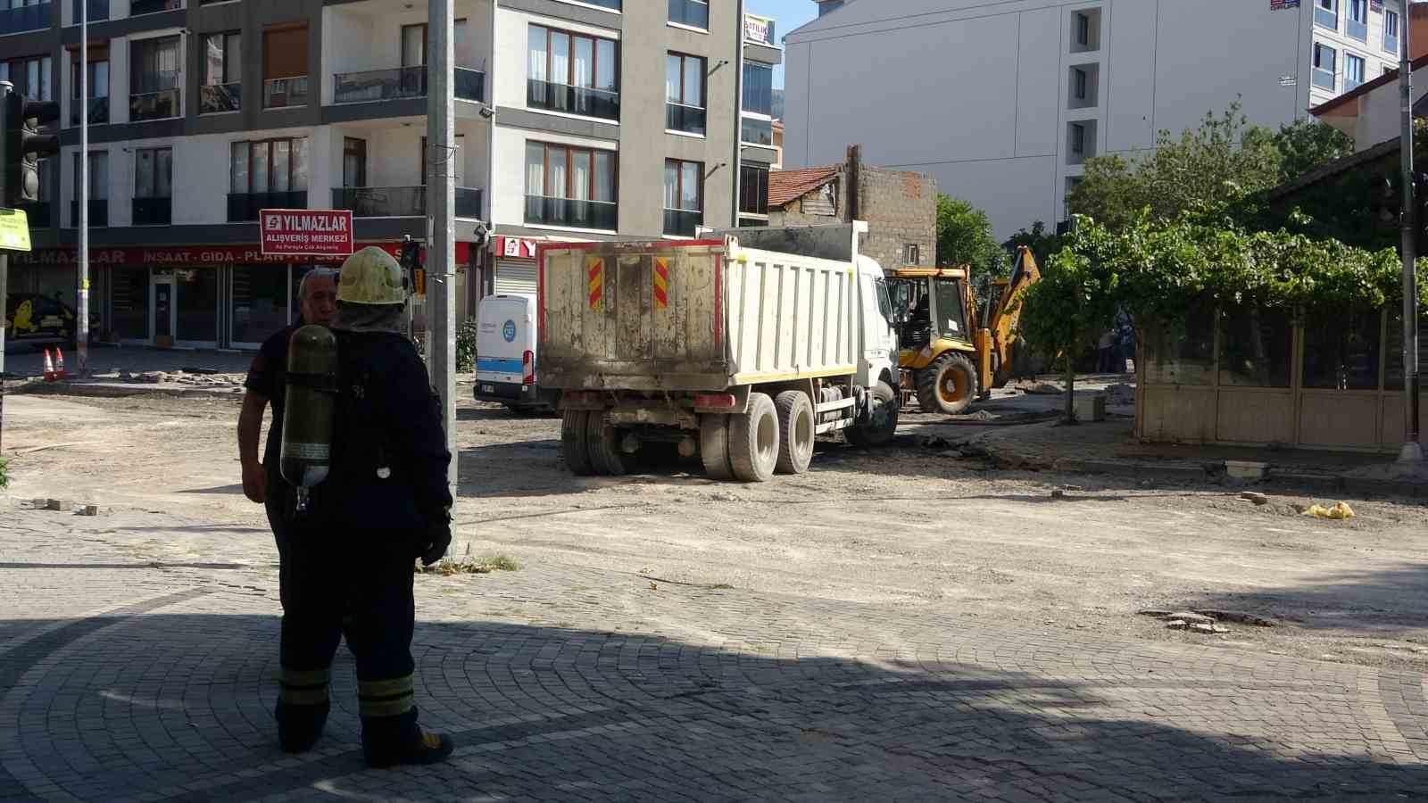 Asfalt çalışması sırasında doğal gaz boru hattında sızma ekipleri alarma geçirdi
