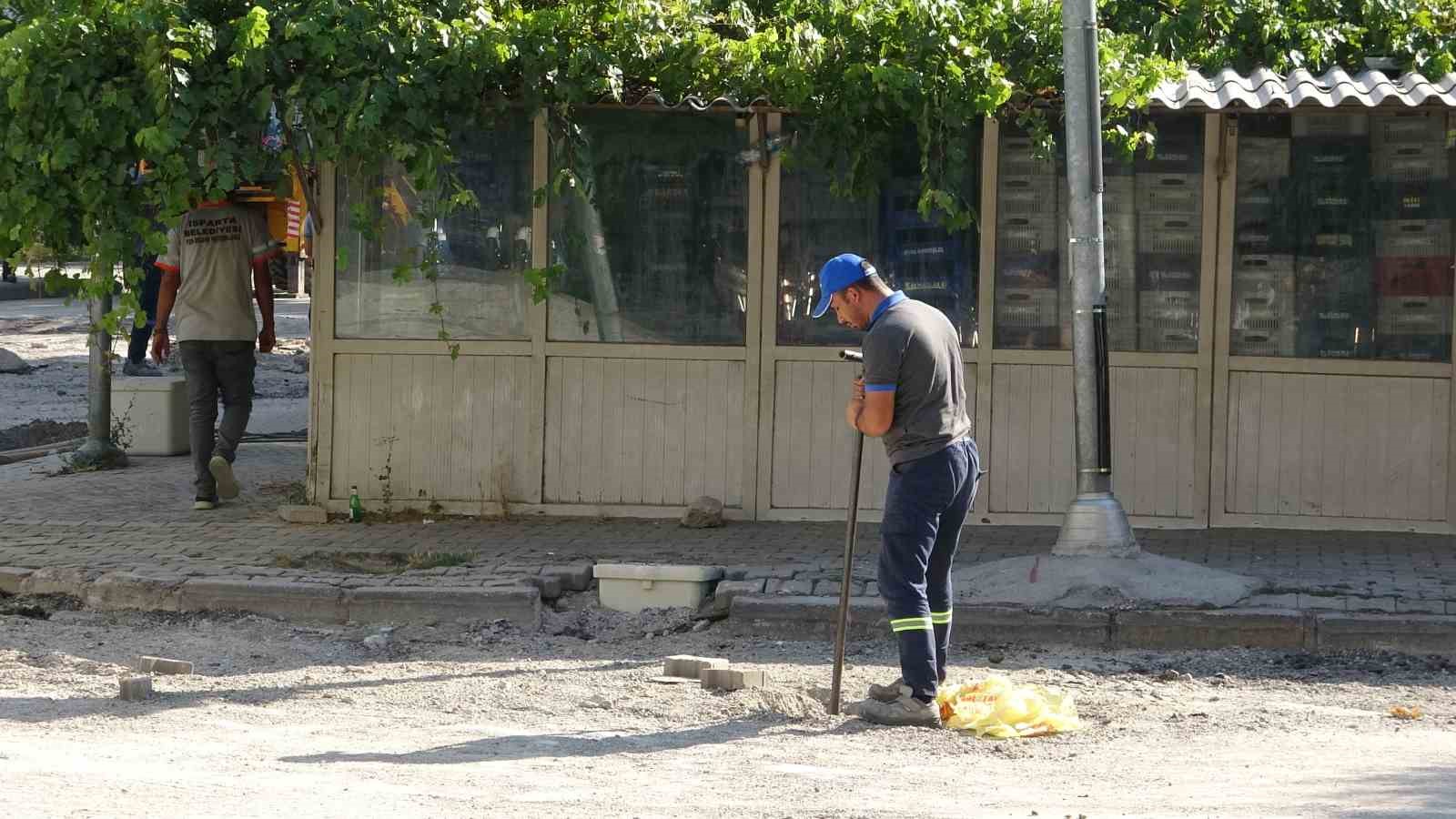 Asfalt çalışması sırasında doğal gaz boru hattında sızma ekipleri alarma geçirdi
