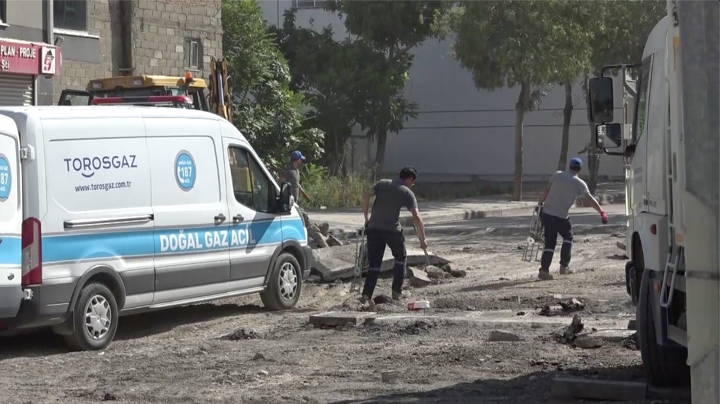 Asfalt çalışması sırasında doğal gaz boru hattında sızma ekipleri alarma geçirdi
