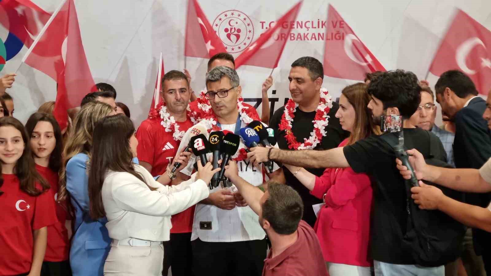 Olimpiyatlarda gümüş madalya kazanan milli atıcı Yusuf Dikeç, İstanbul’a geldi
