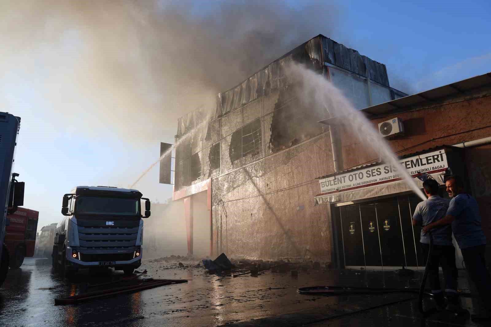 Diyarbakır’da 2. Sanayi Sitesi’nde çıkan yangın söndürüldü, 4 kişi dumandan etkilendi
