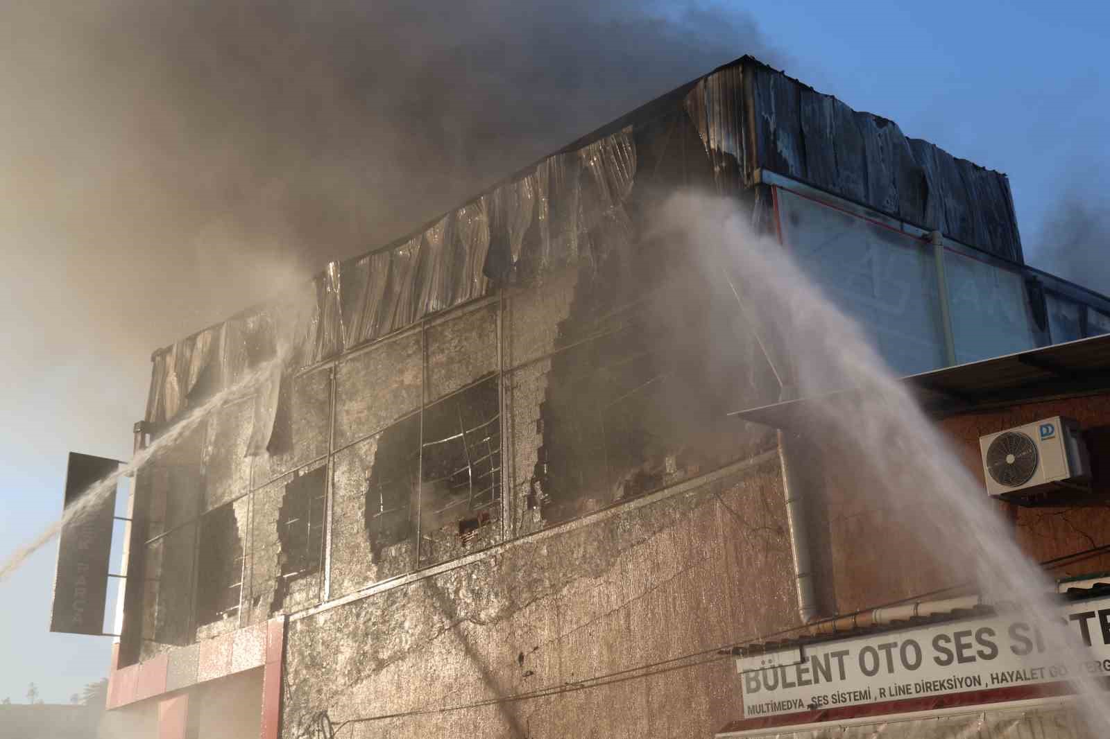 Diyarbakır’da 2. Sanayi Sitesi’nde çıkan yangın söndürüldü, 4 kişi dumandan etkilendi
