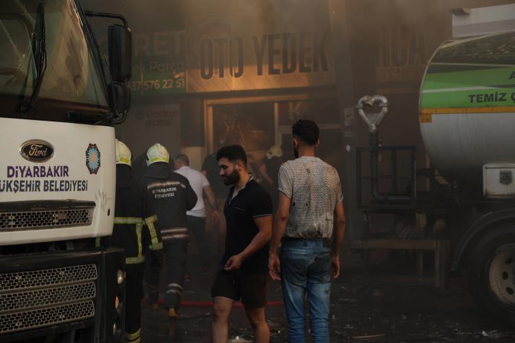 Diyarbakır’da 2. Sanayi Sitesi’nde çıkan yangın söndürüldü, 4 kişi dumandan etkilendi
