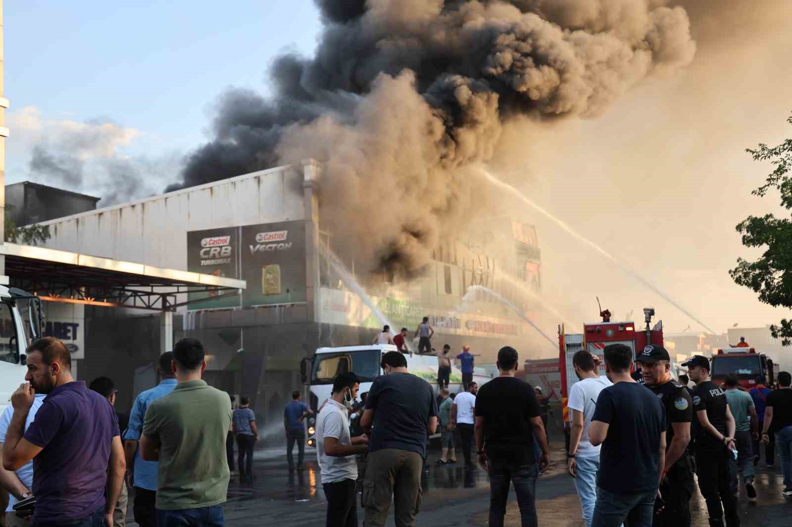 Diyarbakır’da 2. Sanayi Sitesi’nde çıkan yangın söndürüldü, 4 kişi dumandan etkilendi
