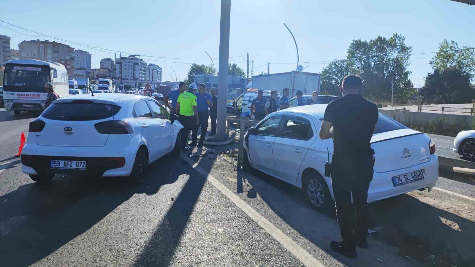 Makas atan kamyon kazaya sebep oldu: 2 yaralı
