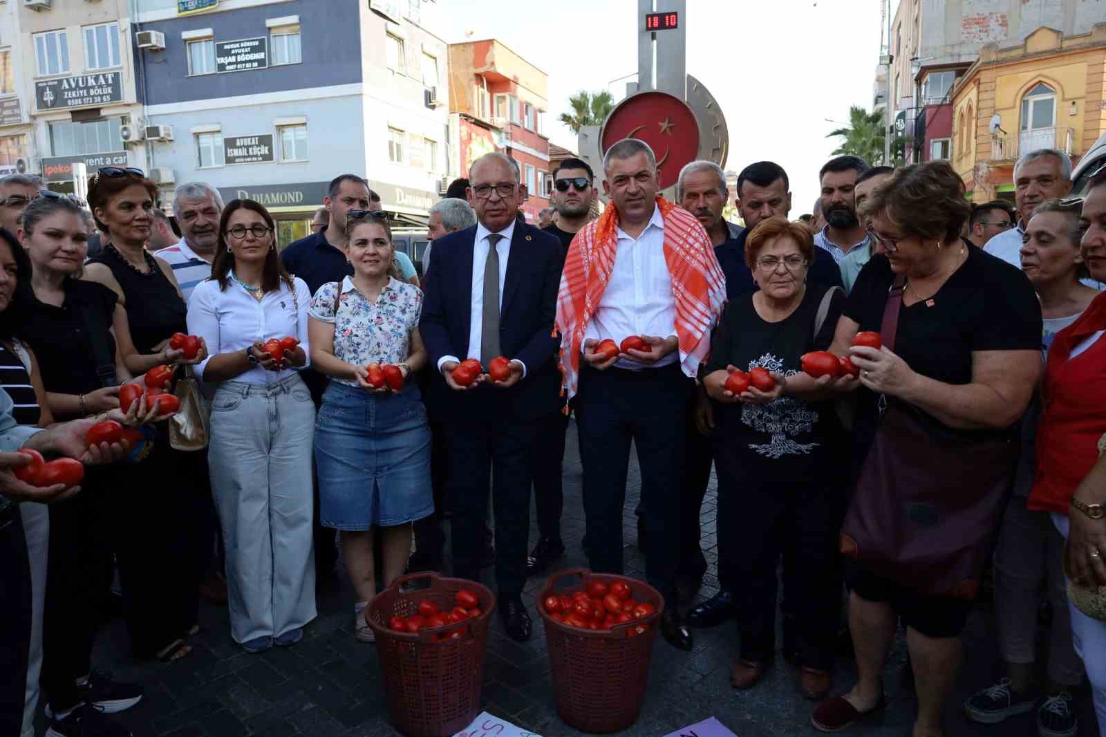 CHP’li başkan domates eylemine katılmayan çiftçiye sitem etti
