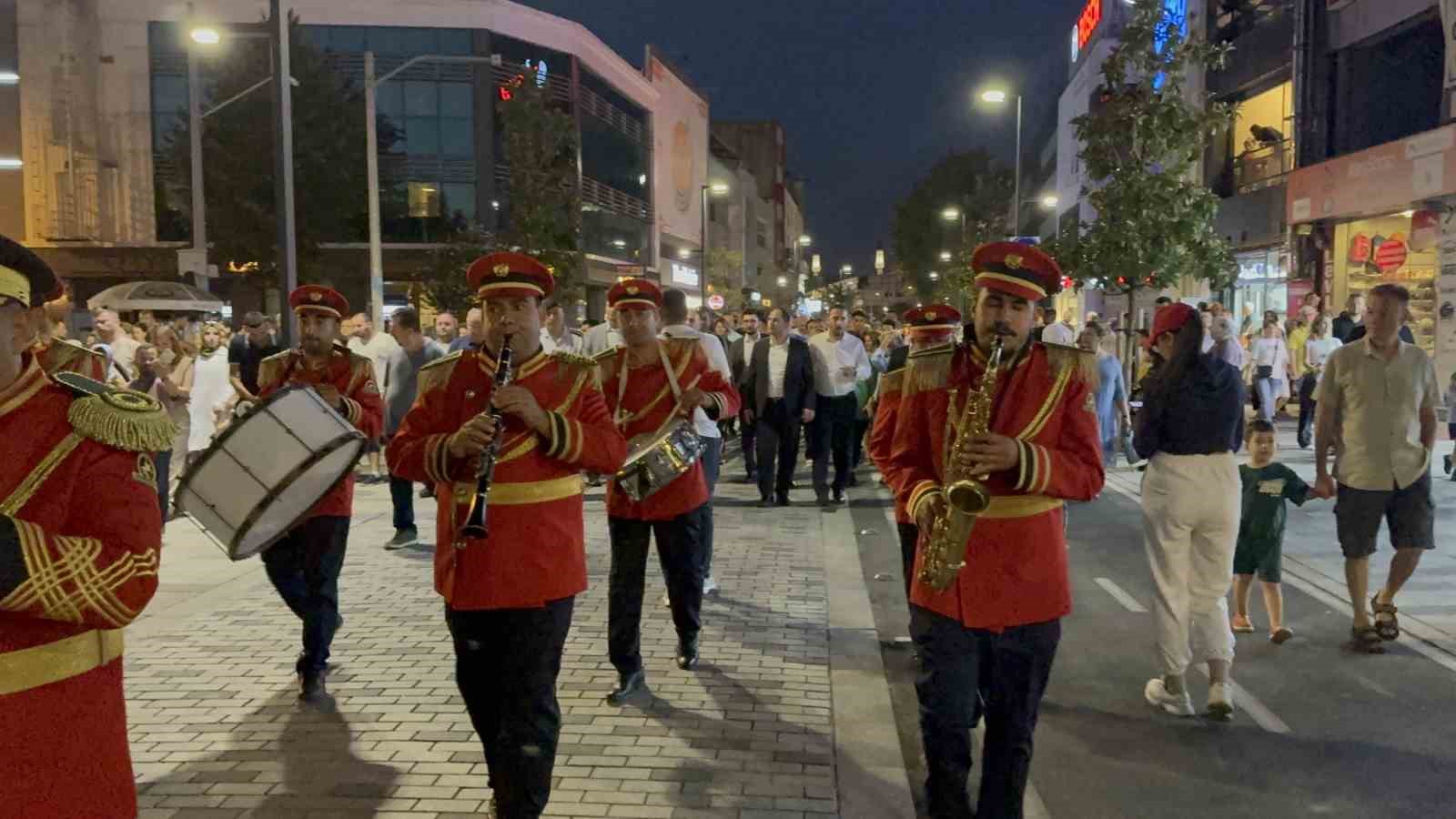 Mehteran ve bando gösterisi ilgiyle izlendi
