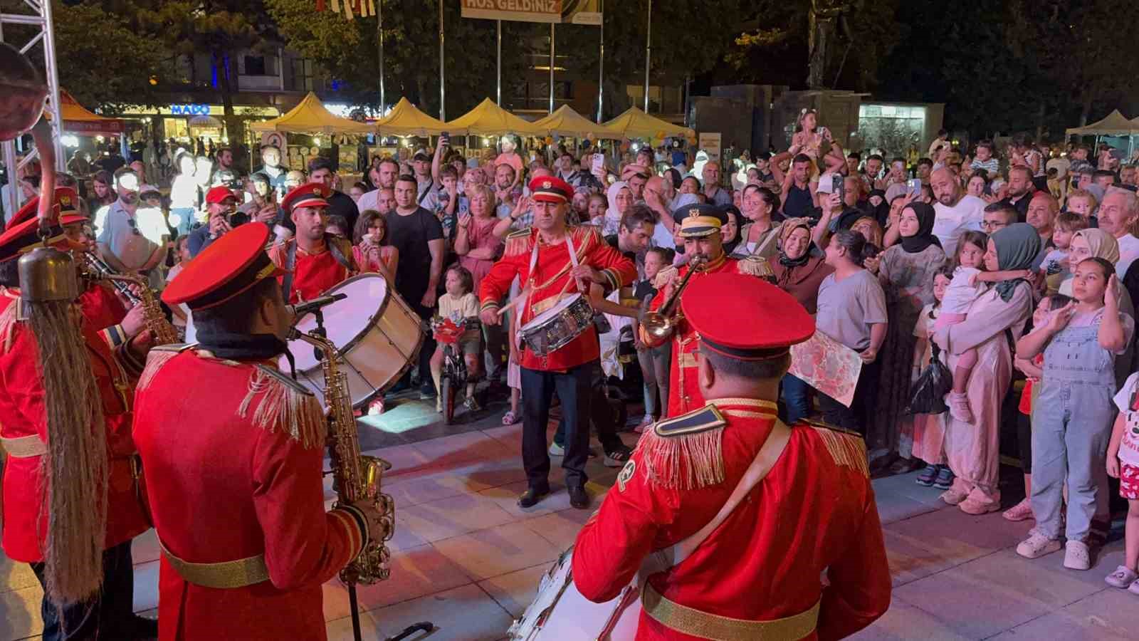 Mehteran ve bando gösterisi ilgiyle izlendi
