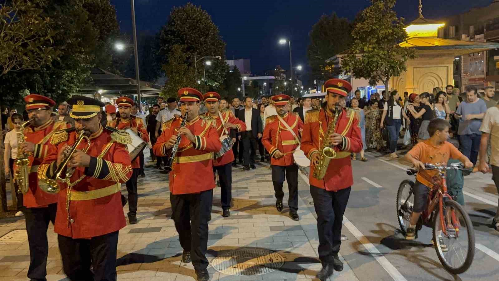 Mehteran ve bando gösterisi ilgiyle izlendi
