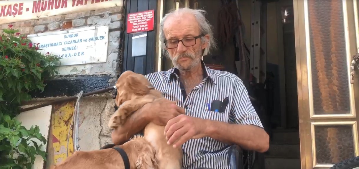 Sokağa bırakmaya kıyamadığı yavru köpeğini CHP Genel Başkanı Özel’e hediye etti
