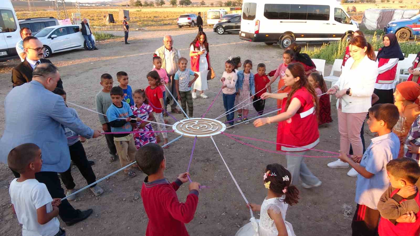 Mevsimlik tarım işçilerinin çocukları düzenlenen etkinlikte gönüllerince eğlendi
