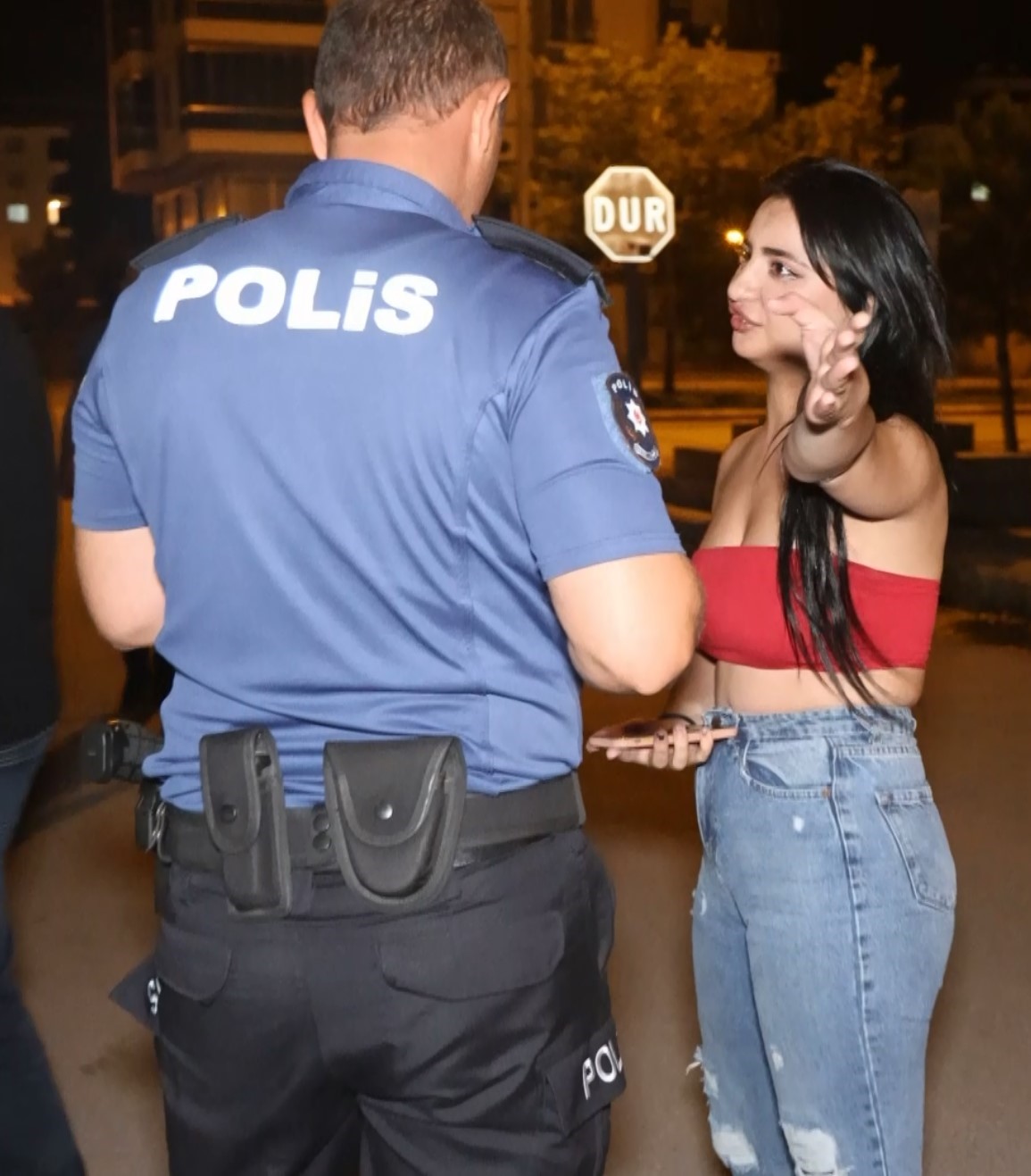 Önce arabanın içine saklandı, sonra gazeteciyi polise şikayet etti
