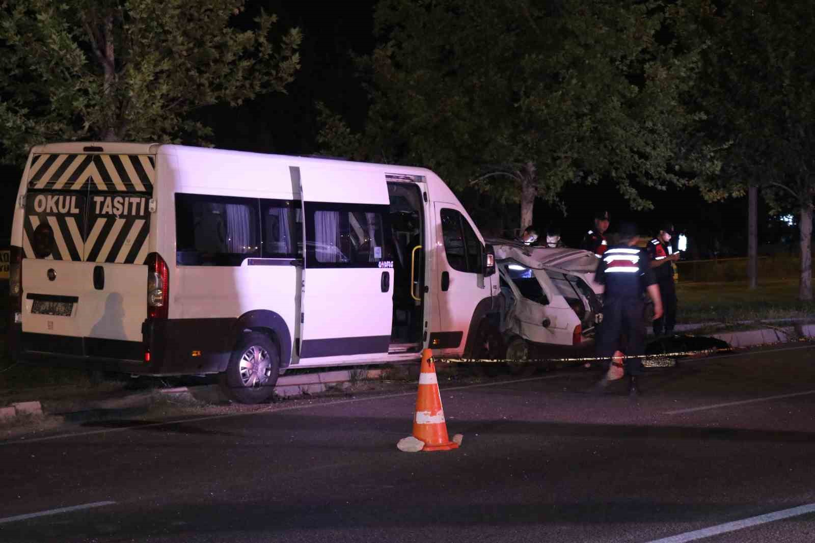 Denizli’de işçi minibüsü ile otomobil çarpıştı: 2 ölü, 10 yaralı
