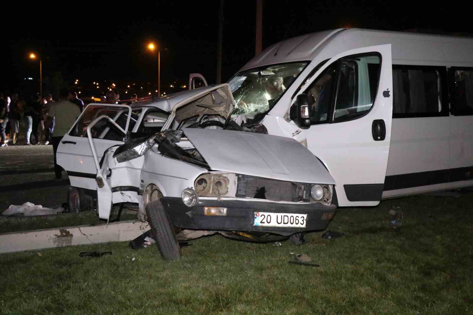 Denizli’de işçi minibüsü ile otomobil çarpıştı: 2 ölü, 10 yaralı
