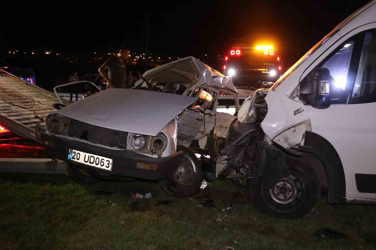 Denizli’de işçi minibüsü ile otomobil çarpıştı: 2 ölü, 10 yaralı
