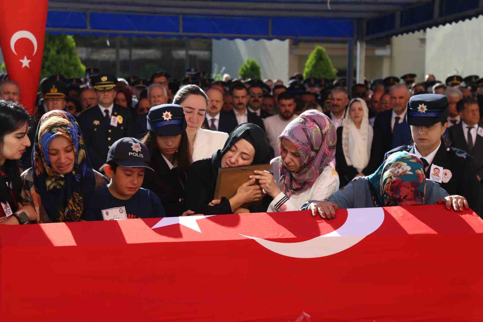 Aynı saldırıda yaralanan polis memuru şehit olan görev arkadaşını gözyaşları ile uğurladı
