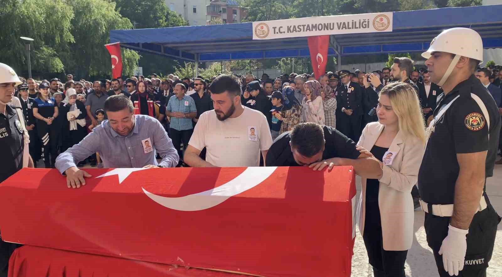 Aynı saldırıda yaralanan polis memuru şehit olan görev arkadaşını gözyaşları ile uğurladı
