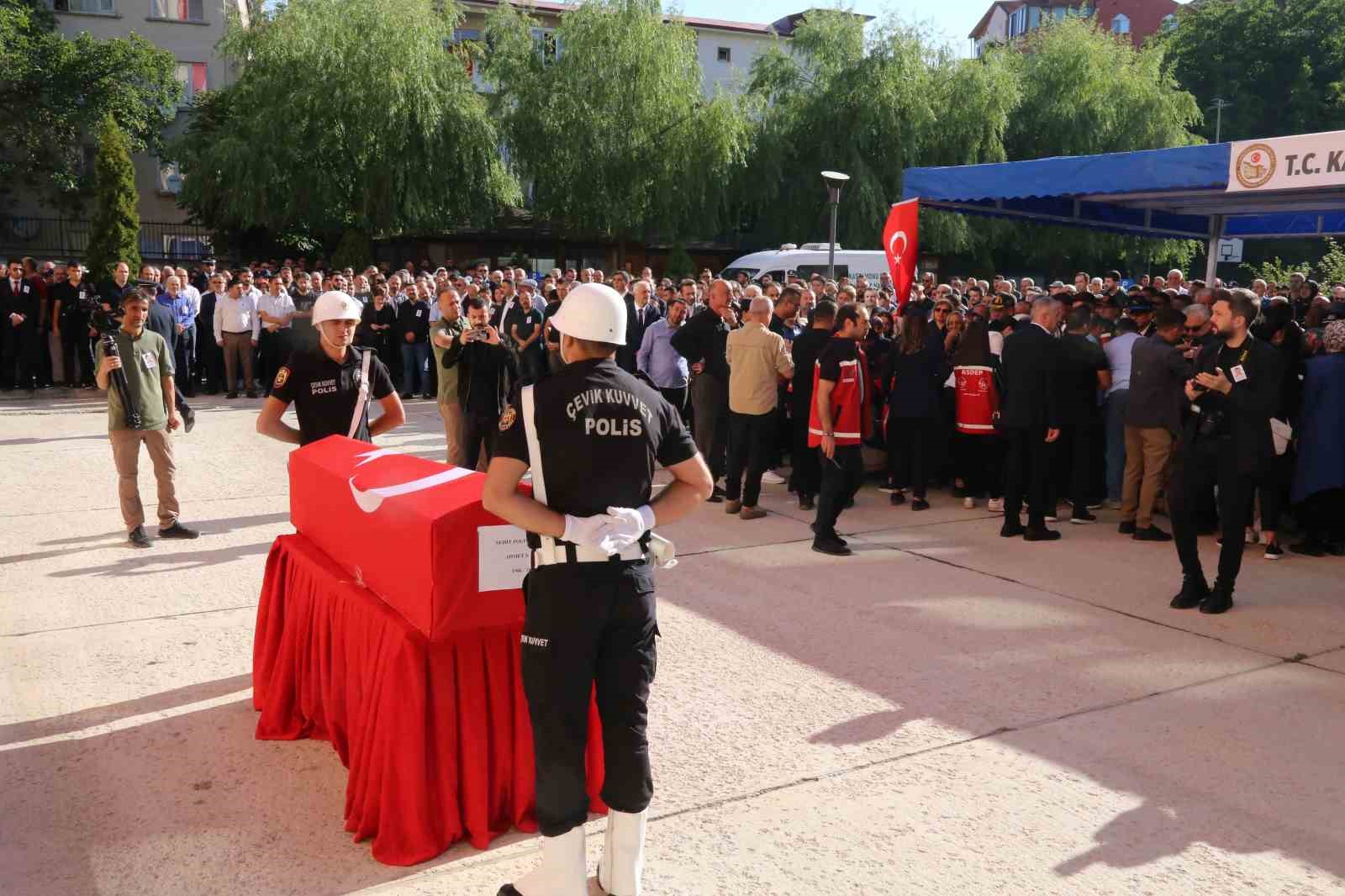 Aynı saldırıda yaralanan polis memuru şehit olan görev arkadaşını gözyaşları ile uğurladı
