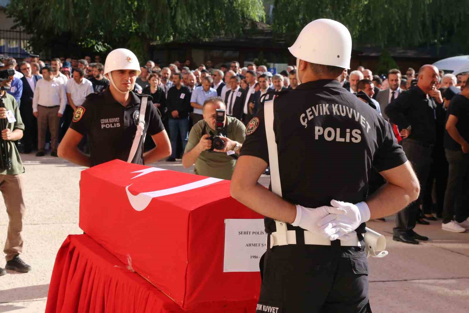 Aynı saldırıda yaralanan polis memuru şehit olan görev arkadaşını gözyaşları ile uğurladı
