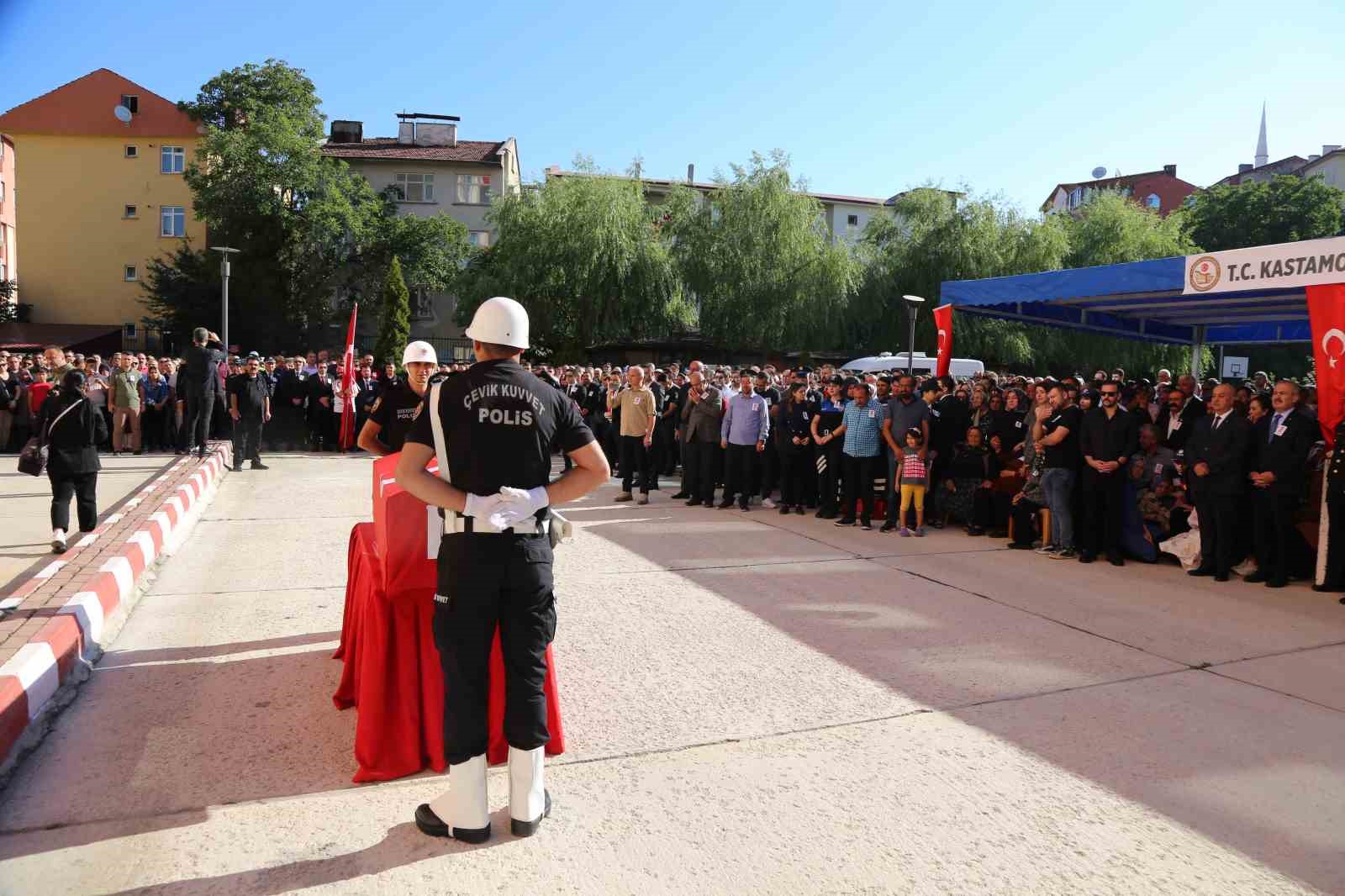 Aynı saldırıda yaralanan polis memuru şehit olan görev arkadaşını gözyaşları ile uğurladı
