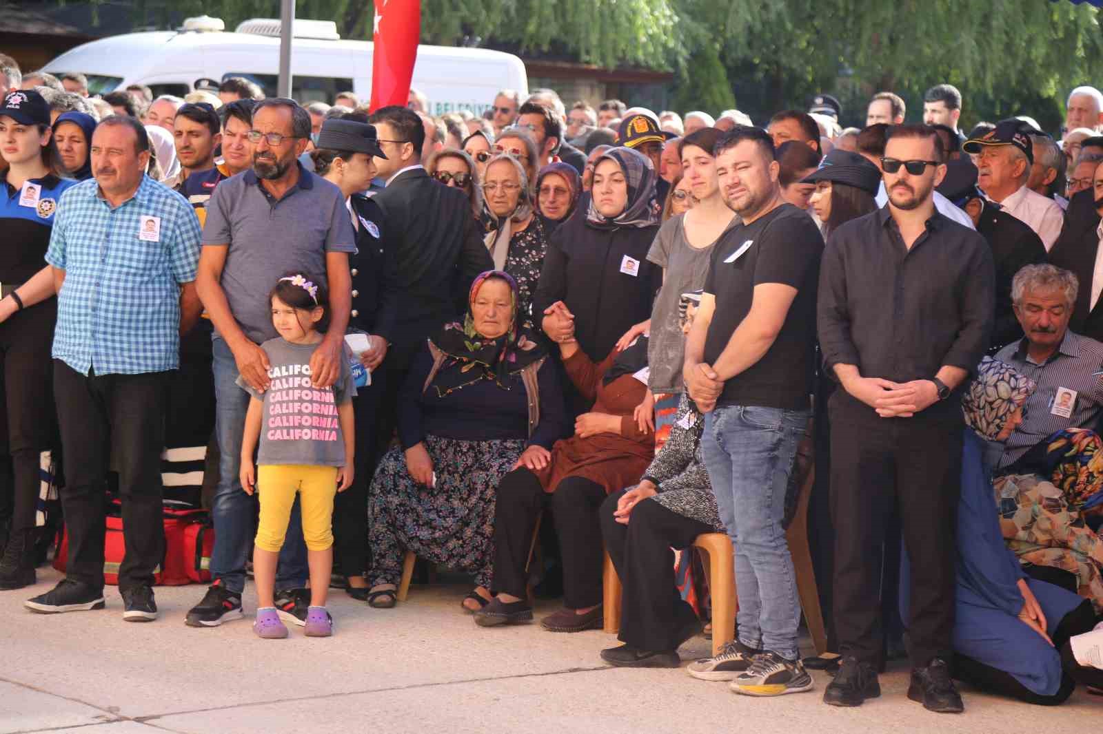 Aynı saldırıda yaralanan polis memuru şehit olan görev arkadaşını gözyaşları ile uğurladı
