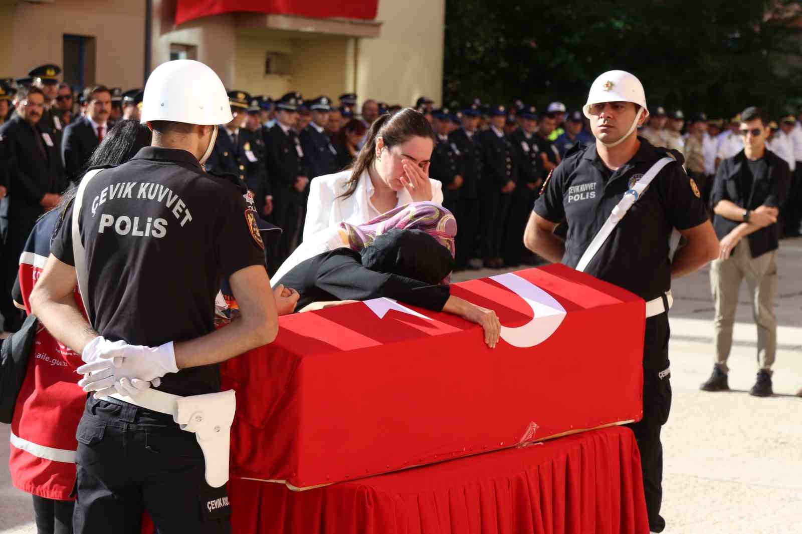 Aynı saldırıda yaralanan polis memuru şehit olan görev arkadaşını gözyaşları ile uğurladı
