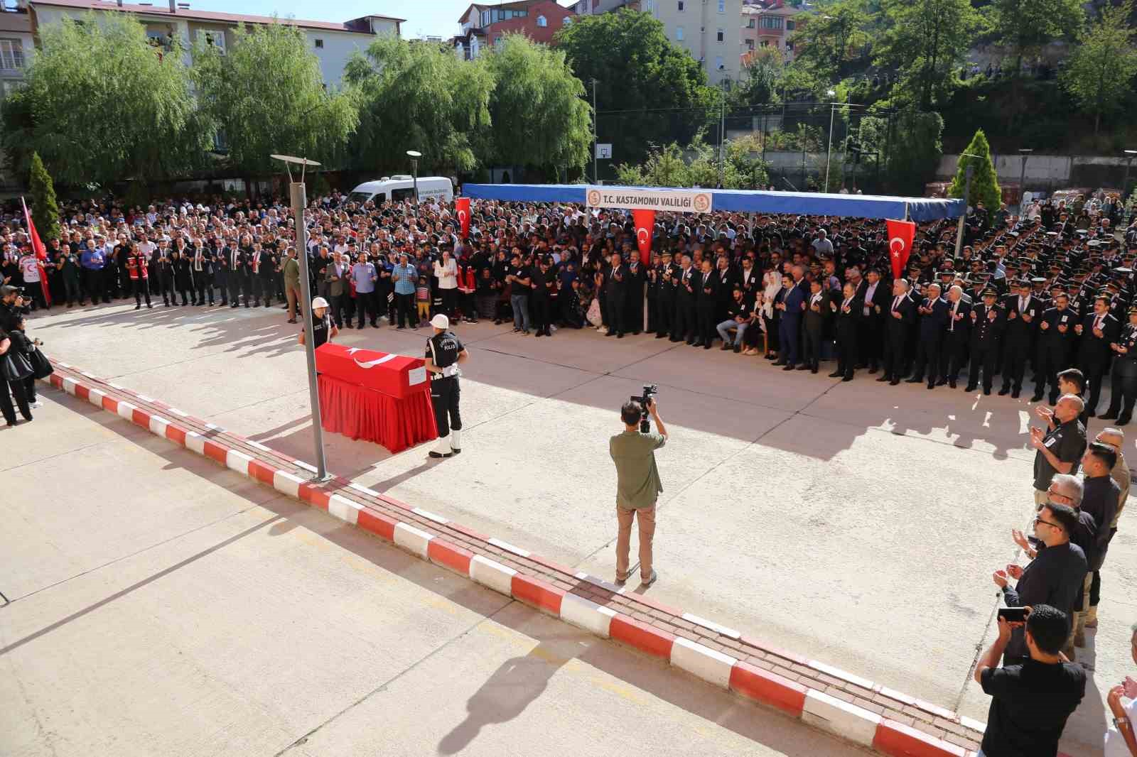 Aynı saldırıda yaralanan polis memuru şehit olan görev arkadaşını gözyaşları ile uğurladı
